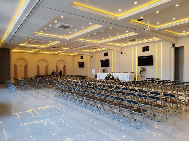 Evento elegantemente decorado para cobertura audiovisual profesional